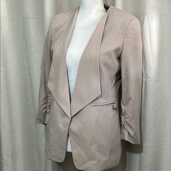 Elegant Cream Women's Blazer - Picture 2 of 7
